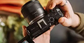 Difference Between Hollyland Lark M2S and Canon Eos R50 V Explained